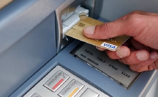 Cách rút tiền từ thẻ Visa Vietcombank tại cây ATM