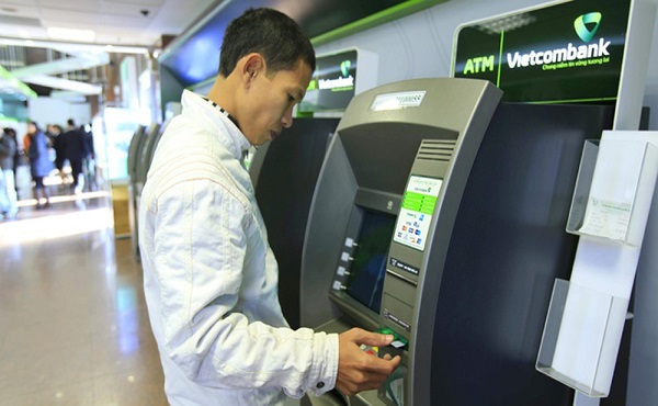 Đút thẻ ATM Vietcombank vào khe nhận thẻ