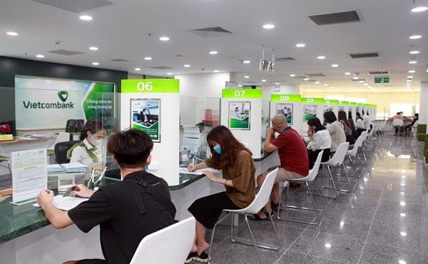 Với cách chuyển tiền qua điện thoại khách hàng sẽ không cần tới trực tiếp quầy giao dịch Với cách chuyển tiền qua điện thoại khách hàng sẽ không cần tới trực tiếp quầy giao dịch
