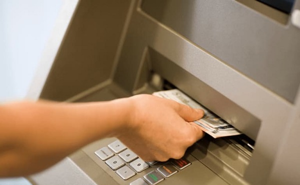 Chủ thẻ có thể thực hiện rút tiền tại nhiều cây ATM khác nhau