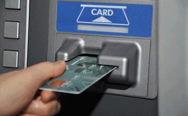 Sau khi nhận được thẻ bạn cần tới cây ATM để kích hoạt thẻ và đổi mã pin