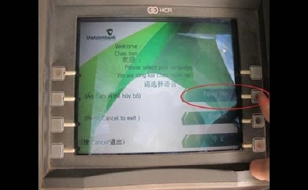 Tra số tài khoản Vietcombank ở cây ATM