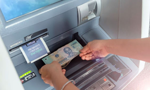 Khách hàng có thể nộp tiền vào tài khoản ngay tại cây ATM đối với một số ngân hàng