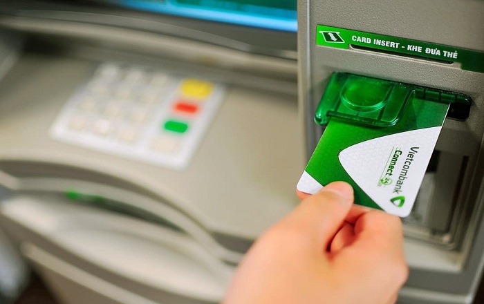 Rút tiền từ máy ATM thông thường
