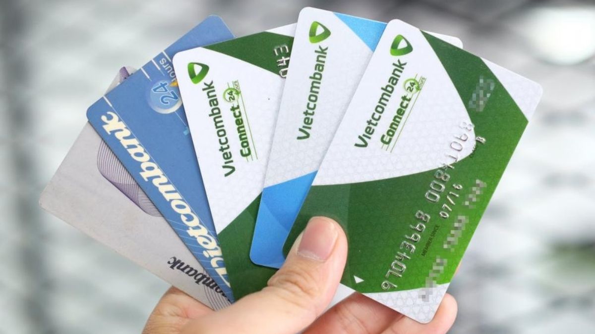 Các loại phí liên quan đến sử dụng thẻ ghi nợ Vietcombank là những gì?