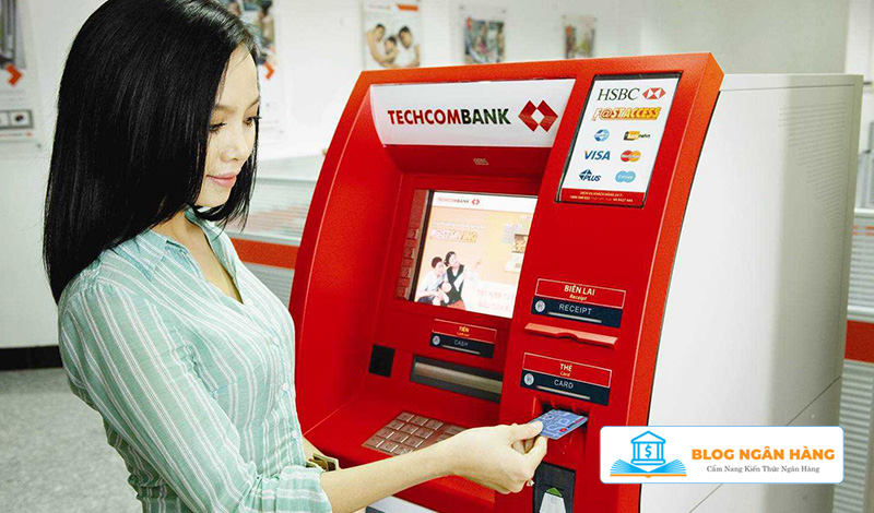 Rút tiền từ cây ATM Techcombank